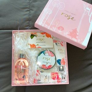 Body & Earth Rose Scented Set🌹